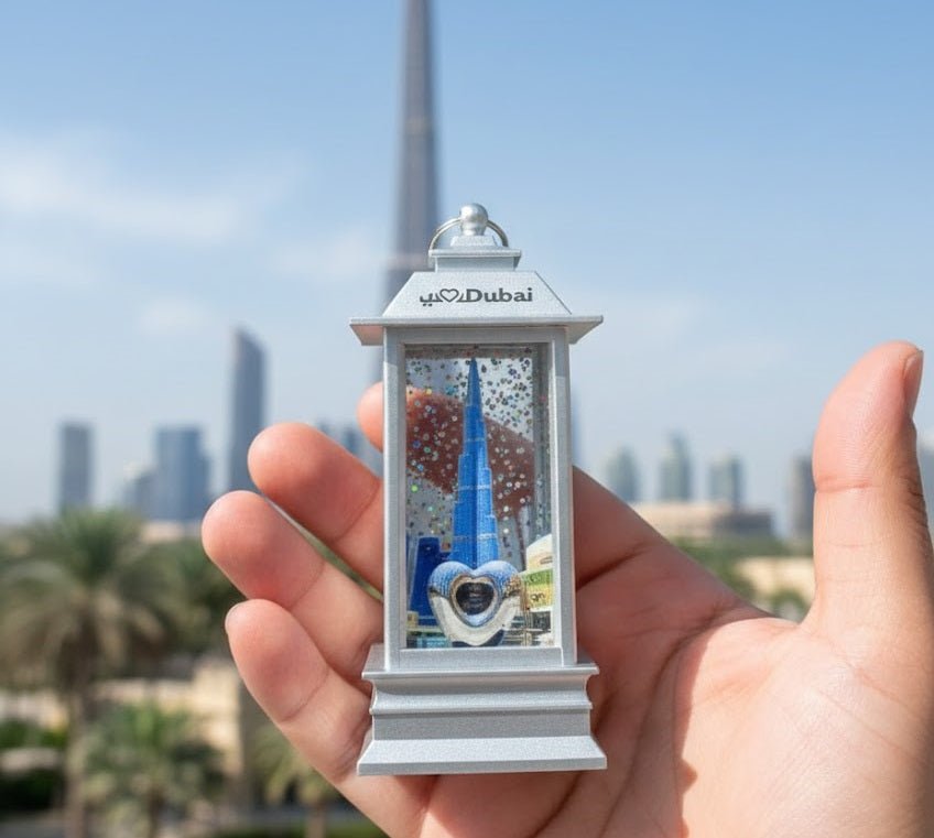 يُوضع على المكتب، وله حلقة للتعليق